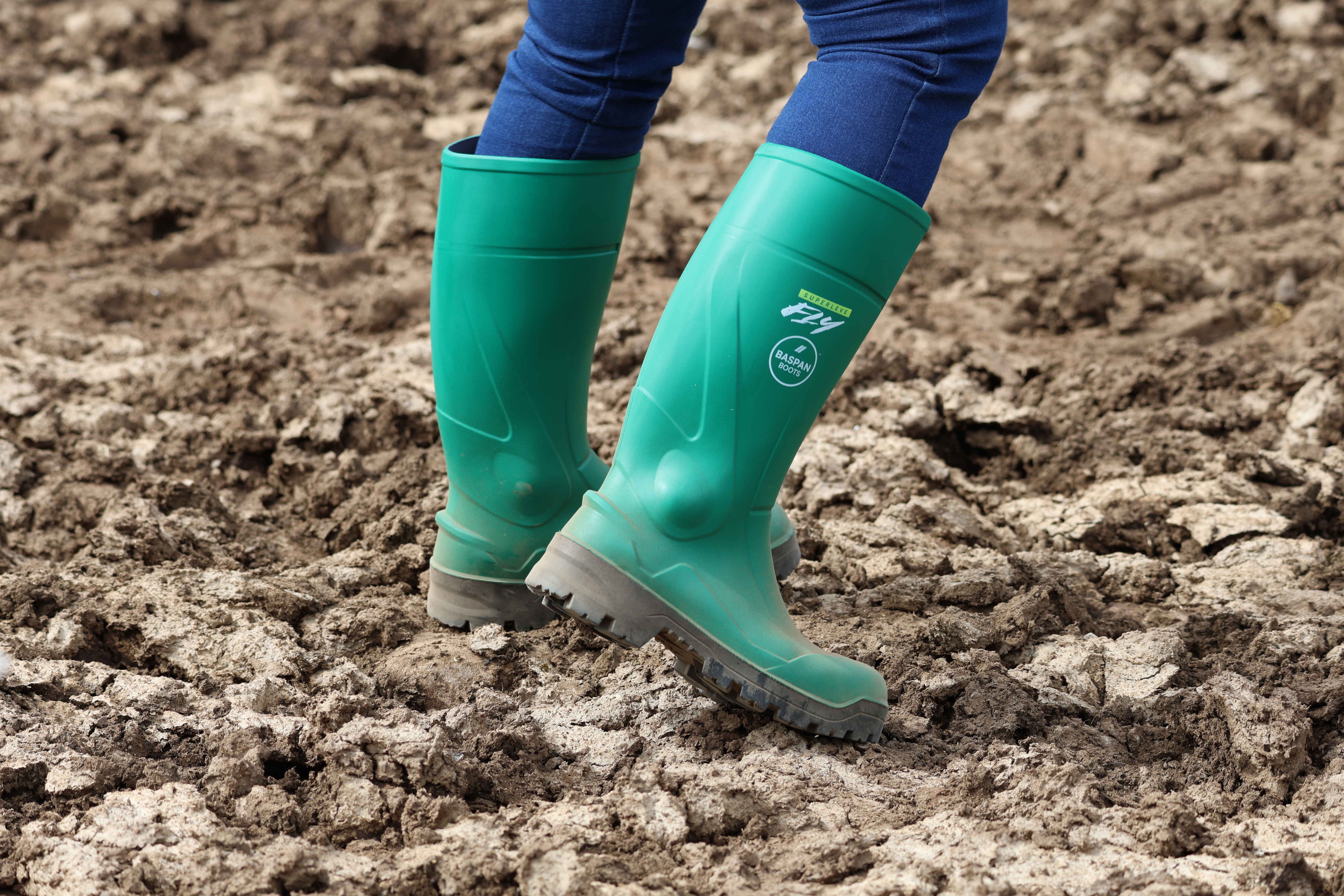 Bota Fly confortável no terreno seco